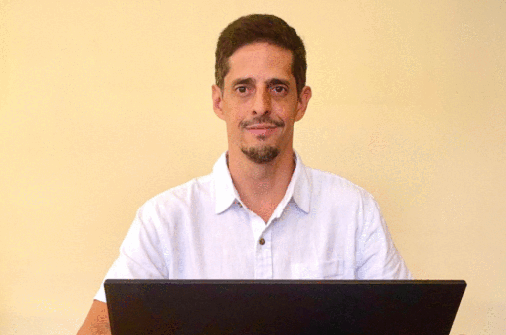 Hugo Adametes dando aula de SEO no Notebook